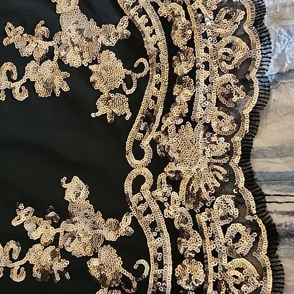 Gorgeous gold sequins tank - Picture 3 of 6